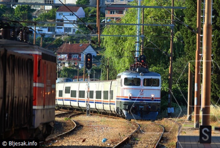 Otežan željeznički promet sjeverno od Mostara, kamen oštetio prugu