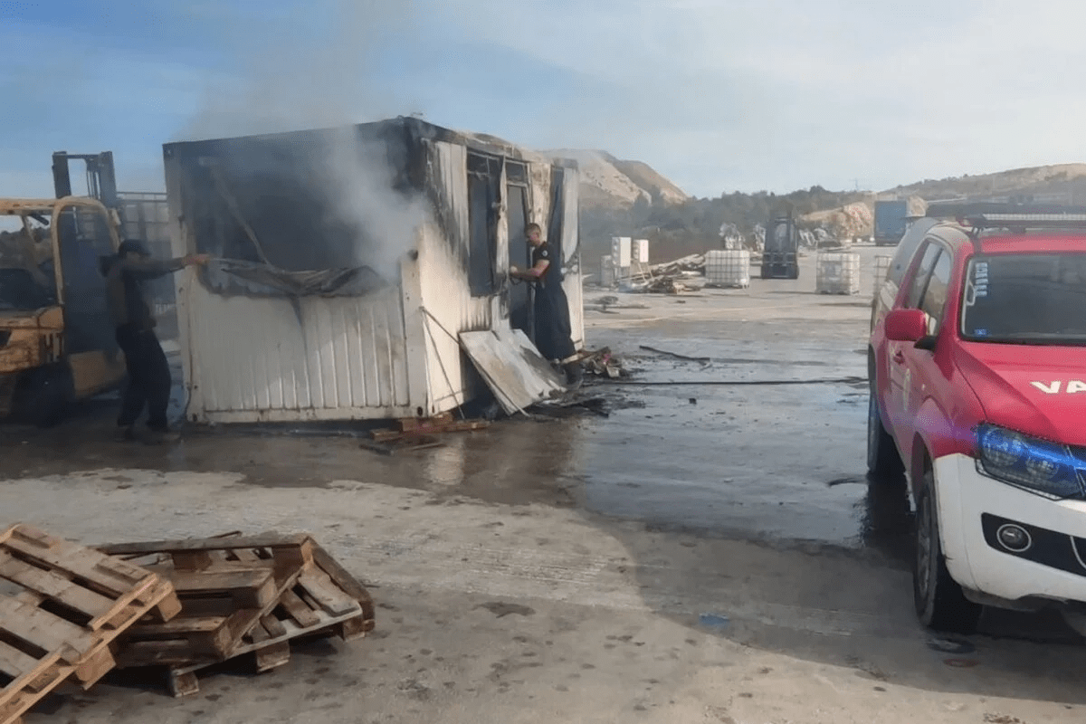 FOTO: Na mostu Počitelj izbio požar: Zapalio se kontejner za radnike